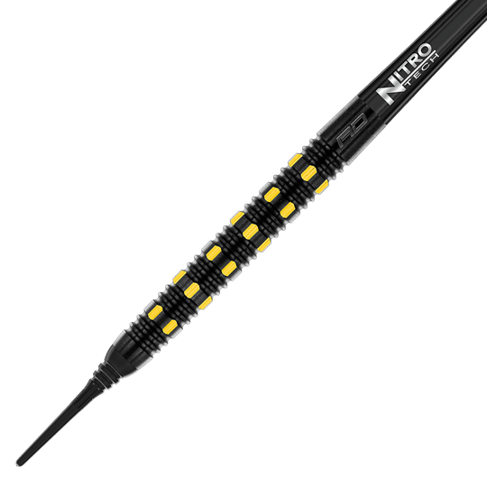 RD2386_Red_Dragon_Nirvana_Softdarts_2 Das Bild zeigt einen Red Dragon Nirvana Softdart mit einem Gewicht von 20g. Der Dart ist schwarz mit gelben Akzenten und hat eine griffige Struktur.