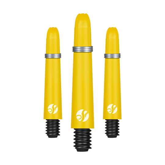 Shot Koi Carbon Shafts - Yellow Das Bild zeigt drei gelbe Dartschäfte mit schwarzem Gewinde und silbernem Ring. Sie stehen nebeneinander aufrecht in unterschiedlichen Längen.