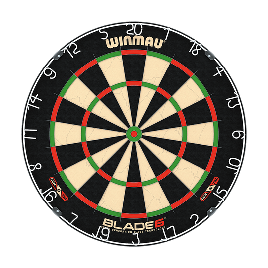 B6XLSET_Winmau_Blade_6_Dartboard_Set_mit_2_Sets_Darts_und_Winmau_Surround_2 Das Bild zeigt eine Winmau Blade 6 Dartscheibe mit deutlicher Segmentierung und farbigen Markierungen. Im unteren Bereich ist der Schriftzug "BLADE 6" zu sehen.