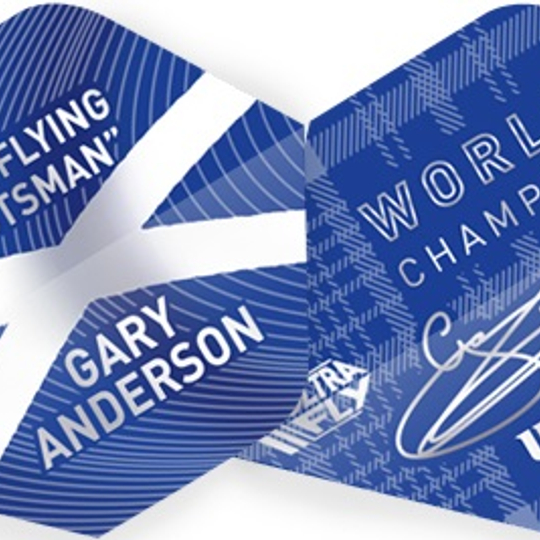 68769-Gary-Anderson-World-Champion Das Bild zeigt zwei blaue Dart-Flights mit weißem Aufdruck. Auf den Flights stehen die Schriftzüge „The Flying Scotsman, Gary Anderson“ und „World Champion, unicorn“ zusammen mit einer Unterschrift.