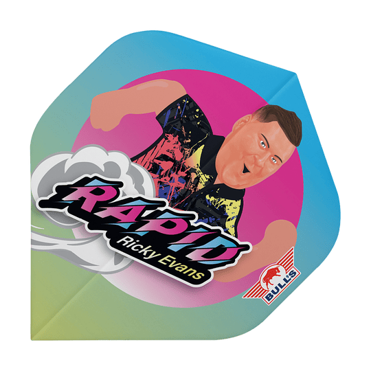 Bulls NL Player 100 Ricky Evans Cartoon No2 Standard Flights Das Bild zeigt ein Dartflight mit einer bunten Karikatur von Ricky Evans. Auf dem Flight steht „Rapid Ricky Evans“ und unten rechts befindet sich das Bulls-Logo.