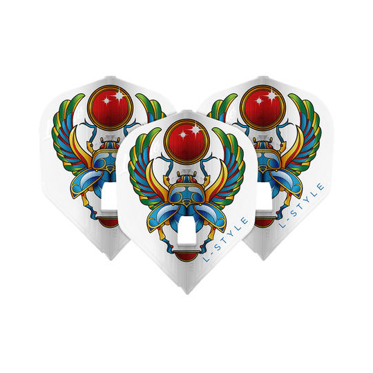 Das Bild zeigt drei weiße Dart-Flights mit einem bunten Skarabäus-Design und der Aufschrift "L-STYLE". Die Flügel des Käfers sind weit ausgebreitet und eine leuchtend rote Kugel ist oben abgebildet.