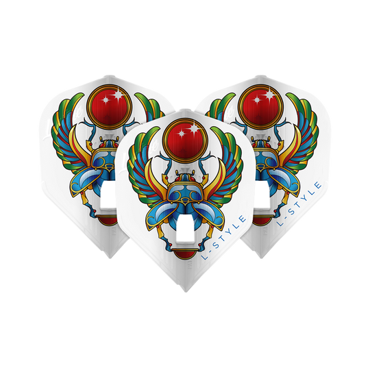 L-Style Anastasia Dobromyslova V3 White L3KAMI Flights Das Bild zeigt drei weiße Dart-Flights mit einem bunten Skarabäus-Design und der Aufschrift "L-STYLE". Die Flügel des Käfers sind weit ausgebreitet und eine leuchtend rote Kugel ist oben abgebildet.