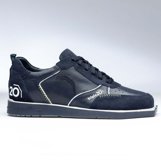 20102005-00_Triple20_Dartschuhe_Leder_Blau_Weiss_2 Triple20 Dartschuhe Leder in Blau und Weiß sind als Paar abgebildet. Die Schuhe haben eine klassische Sportschuhform.