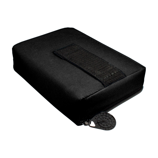 McDart Tasche mit 6 Softdarts und Zubehör Auf dem Bild ist eine schwarze McDart-Tasche zu sehen. Sie ist mit einem Reißverschluss ausgestattet und dient zum Transport von 6 Softdarts und Zubehör.