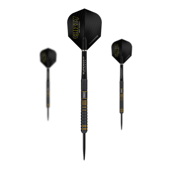Das Bild zeigt drei Steeldarts der Marke "Harrows Dave Chisnall Chizzy Series 3". Die Darts haben schwarze Flights mit gelber Aufschrift und einen schwarzen Schaft mit gelben Ringen am Griff.
