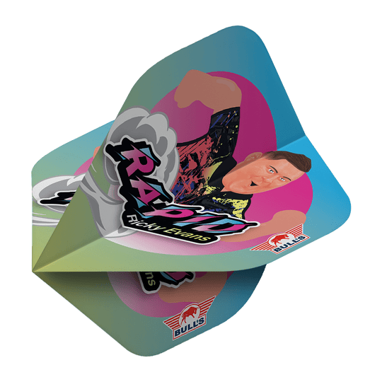 Bulls NL Player 100 Ricky Evans Cartoon No2 Standard Flights Das Bild zeigt das Produkt "Bulls NL Player 100 Ricky Evans Cartoon No2 Standard Flights" mit einer bunten Cartoon-Grafik von Ricky Evans. Auf dem Flight sind außerdem der Schriftzug "RAPID Ricky Evans" und das Bulls-Logo zu sehen.