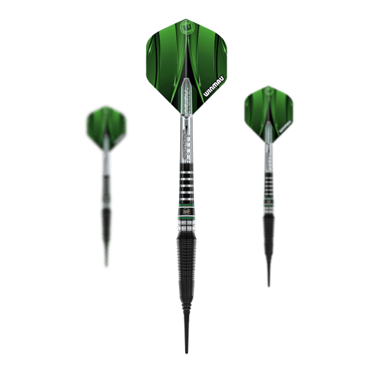 Winmau Sniper Black 2025 soft darts - 20g Das Bild zeigt drei Winmau Sniper Black 2025 Softdarts mit einem Gewicht von 20g. Die Darts haben grüne Flights und ein schwarzes, silbernes Barrel-Design.