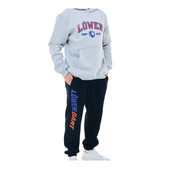 Hier ist die Löwen Kollektion Jogger zu sehen. Die Hose eignet sich ideal zum Entspannen und für sportliche Aktivitäten.
