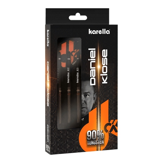 Karella Daniel Klose soft darts Auf dem Bild ist die Verpackung der „Karella Daniel Klose Softdarts“ zu sehen. Die Darts bestehen zu 90 % aus Tungsten und werden in einer schwarzen, auffällig gestalteten Box präsentiert.