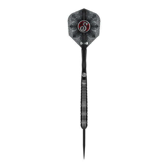 Das Bild zeigt einen Shot Pro-Series Haupai Puha 2 Steeldart mit einem Gewicht von 24g. Der Dart ist schwarz und hat ein auffälliges, gemustertes Flight-Design.