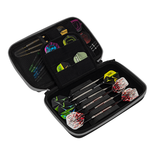 Harrows Smart Case XL dart wallet Das Bild zeigt ein geöffnetes Dart-Etui mit mehreren Darts und Zubehörteilen ordentlich verstaut. Die Aufbewahrungstasche ist schwarz und bietet verschiedene Fächer für Flights und Ersatzteile.