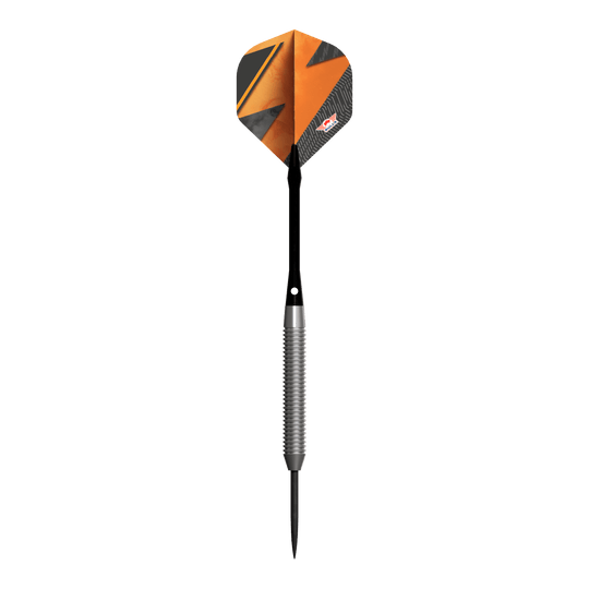 Bulls NL Lightning Orange Steel Darts Das Bild zeigt den Steeldart "Bulls NL Lightning Orange" mit einer auffälligen orangenen und schwarzen Flight. Der Schaft ist silberfarben und geriffelt, während die Dartspitze schwarz ist.