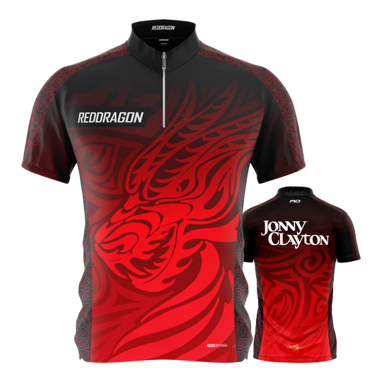 Zu sehen ist das Red Dragon Jonny Clayton Limited Edition Dartshirt. Das Shirt ist eine limitierte Ausgabe und besonders für Dartfans interessant.