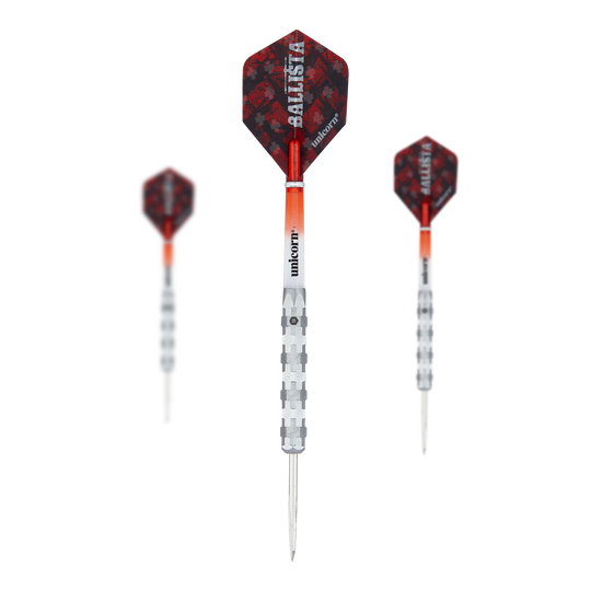 Unicorn Ballista Style 1 steel darts Das Bild zeigt drei Steeldarts des Modells "Unicorn Ballista Style 1". Die Darts haben silberne Spitzen und Schäfte mit rot-schwarzen Flights, auf denen "Ballista" steht.