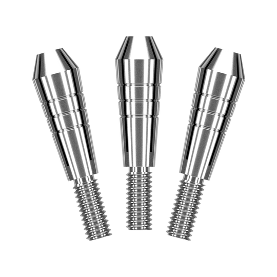 200480_Target_Power_Titanium_Shaft_Ersatztops_Silber_1 Das Bild zeigt drei silberne Ersatzspitzen für Dartschäfte aus Titan. Sie sind glänzend und haben ein Schraubgewinde am unteren Ende.