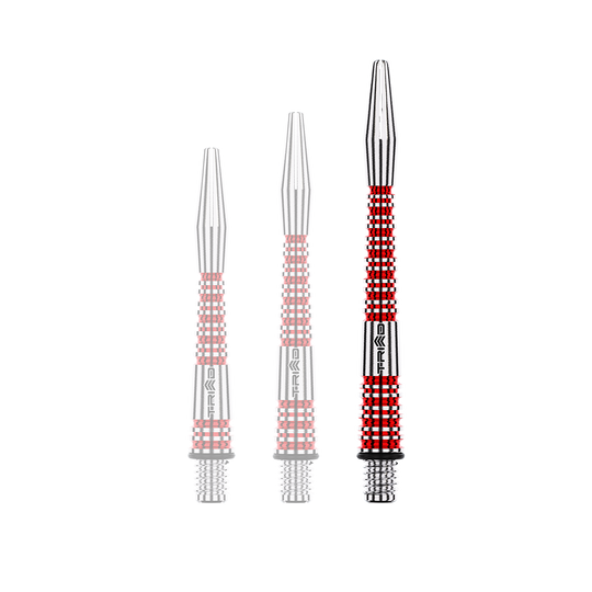 Das Bild zeigt drei unterschiedlich lange, rot-silberne Aluminium-Dartschäfte. Sie sind mit gerillten Strukturen für besseren Halt versehen.