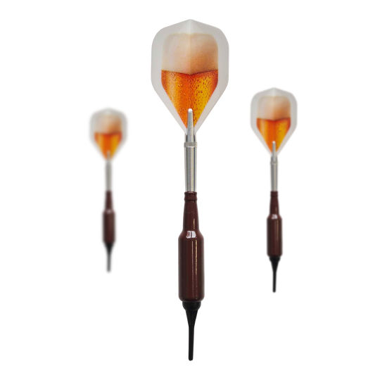 McDart Prost Beer Bottle Soft Darts with 100 Soft Dart Tips - 16.5 g Abgebildet ist ein Set McDart Prost Bierflaschen Softdarts mit 100 Softdartspitzen, 16,5 g. Diese Softdarts haben die Form einer Bierflasche und eignen sich ideal als Geschenk.