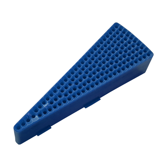 Das Bild zeigt ein blaues Ersatzfeld für das Granboard 132. Das Feld ist dreieckig und hat viele kleine Löcher.
