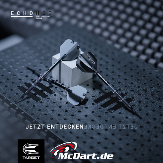 210058_Target_Echo_11_Softdarts_6_admedia Das Bild zeigt die Target Echo 14 Softdarts, die stilvoll auf einer dunklen, gelochten Oberfläche präsentiert werden. Unten im Bild sind die Logos von Target und McDart.de sowie der Schriftzug "JETZT ENTDECKEN" zu sehen.