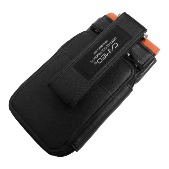 Cameo Garment 2.5 Dart Case Dies ist ein schwarzes Dart-Etui mit orangefarbenen Akzenten. Auf der Vorderseite befindet sich ein Aufnäher mit dem Markennamen "CAMEO".