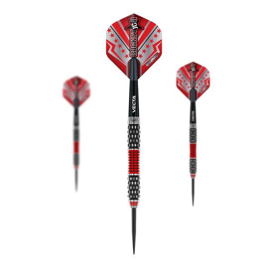 Winmau Joe Cullen Rockstar Series RS1 steel darts Das Bild zeigt drei Steeldarts der Marke Winmau Joe Cullen Rockstar Series RS1. Die Darts haben rote und schwarze Flights mit dem Schriftzug "Rockstar" und ein auffälliges, farbiges Griffdesign.