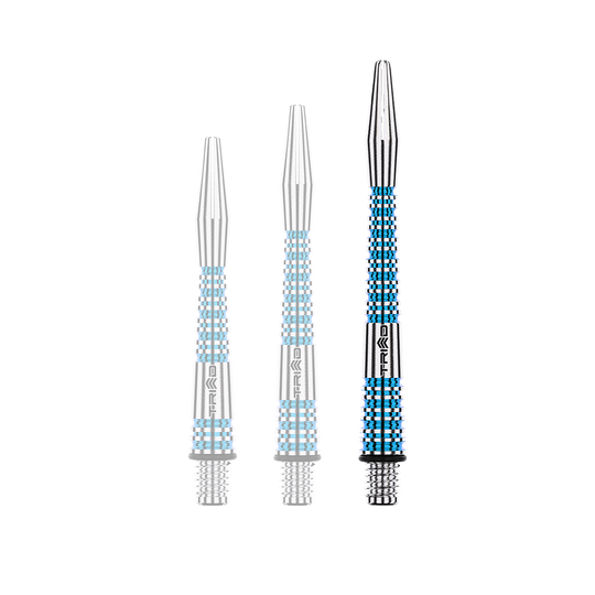 Winmau Triad RX Aluminium Shafts - Blau Auf dem Bild sind drei silber-blaue Aluminium-Dartschäfte in unterschiedlichen Längen zu sehen. Sie haben ein geriffeltes Design und das Wort "TRIAD" ist auf jedem Schaft eingraviert.
