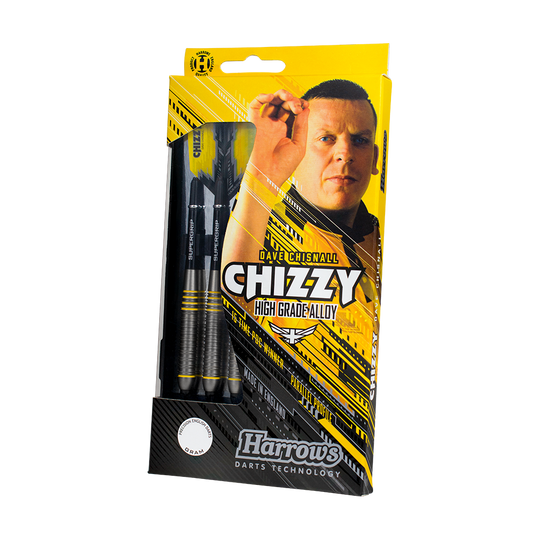 HA24476_Harrows_Dave_Chisnall_Chizzy_Brass_Softdarts_3 Auf dem Bild ist eine Verpackung der "Harrows Dave Chisnall Chizzy Brass Softdarts" zu sehen. Die Verpackung ist gelb-schwarz gestaltet und zeigt einen Mann sowie drei Darts.