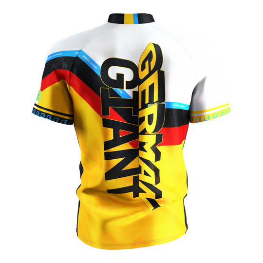 Das Bild zeigt das "Target Coolplay Gabriel Clemens 2025 Dartshirt" von hinten. Auf dem Shirt steht in großen Buchstaben "German Giant" und es ist in den Farben der deutschen Flagge gestaltet.