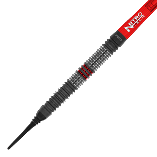 Red Dragon Jonny Clayton Hiraeth Soft Darts - 20g Das Bild zeigt den Red Dragon Jonny Clayton Hiraeth Softdart mit einem Gewicht von 20 Gramm. Der Dart hat ein silbernes Griffstück mit roten Akzenten und einen roten Schaft mit der Aufschrift "Nitro Tech".