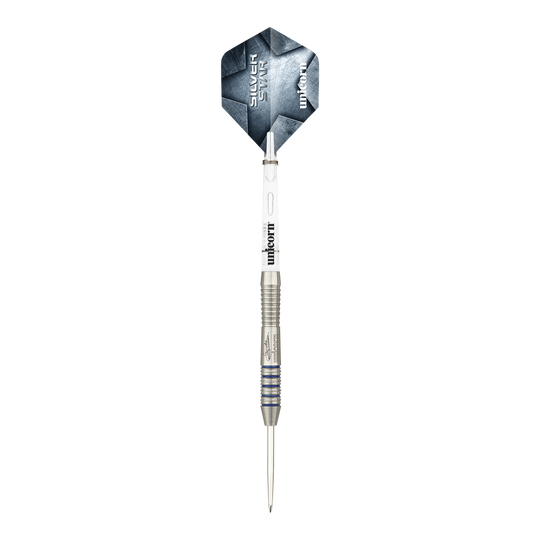 Das Bild zeigt die Unicorn Silver Star Var.3 Gary Anderson Steeldarts. Die silberfarbenen Darts sind auf einer weißen Fläche angeordnet.