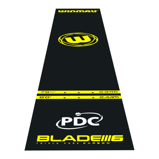Winmau Pro-Zone Essential PVC dart mat Das Bild zeigt die Winmau Pro-Zone Essential PVC Dartmatte in schwarzer Farbe mit gelben Markierungen. Auf der Matte sind verschiedene Entfernungsmarkierungen, das Winmau-Logo sowie die Aufschrift "BLADE 6" und "PDC" zu sehen.