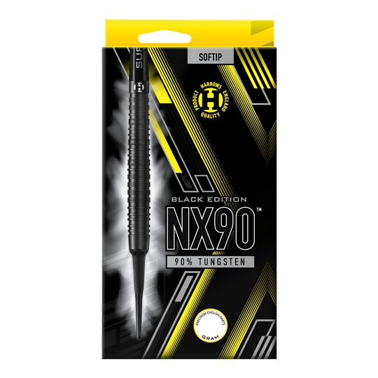 Harrows NX90 Black Edition soft darts Auf dem Bild ist die Verpackung der "Harrows NX90 Black-Edition Softdarts" zu sehen. Die Verpackung ist überwiegend schwarz mit gelben und silbernen Akzenten und zeigt einen Softdart aus 90% Tungsten.
