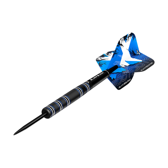Auf dem Bild ist ein schwarzer Steeldart mit blauen Akzenten zu sehen. Der Dart trägt den Namen "Mission Alan Soutar Black Titanium Steeldarts - 24g" und hat auffällige blaue Flights.