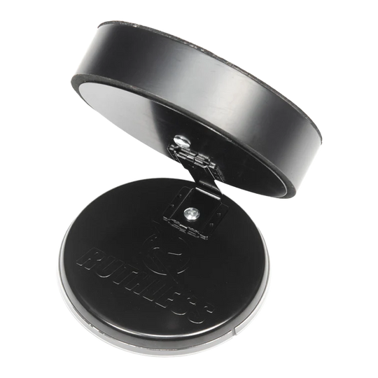 Ruthless Mini Desktop Dartboard Set Das Bild zeigt das Produkt "Ruthless Mini Desktop Dartboard Set" in geöffnetem Zustand. Es besteht aus zwei runden, schwarzen Teilen, die durch ein Scharnier verbunden sind.