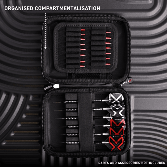 Hier sieht man das Winmau Blade X Armor G2 Dartwallet. Die hochwertige Darttasche sorgt für sicheren Halt und Ordnung Ihrer Darts.