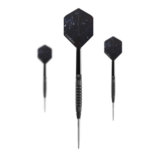Caliburn Sword S3 steel darts - 23g Das Bild zeigt drei Steeldarts des Modells "Caliburn Sword S3" mit einem Gewicht von 23g. Die Darts haben ein schwarzes Design mit silbernen Spitzen und dunklen Flights.