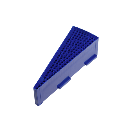 Das Bild zeigt ein blaues Ersatzfeld für eine Löwen Dart-Scheibe. Das Feld ist dreieckig und hat viele kleine Löcher für die Dartspitzen.
