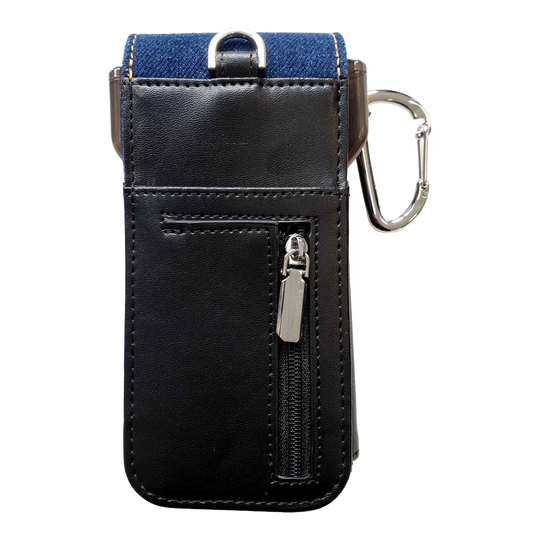Das Bild zeigt ein elegantes Dart-Etui aus schwarzem Leder mit einem Reißverschlussfach. Am oberen Rand befindet sich ein Karabinerhaken und ein Einsatz aus dunkelblauem Denim-Stoff.