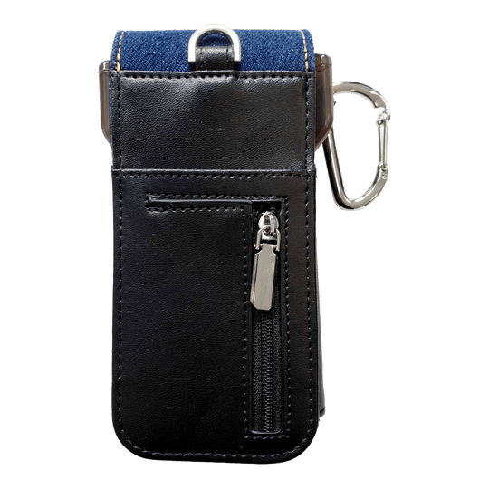 Cameo Acento Denim Dart Case Das Bild zeigt ein elegantes Dart-Etui aus schwarzem Leder mit einem Reißverschlussfach. Am oberen Rand befindet sich ein Karabinerhaken und ein Einsatz aus dunkelblauem Denim-Stoff.