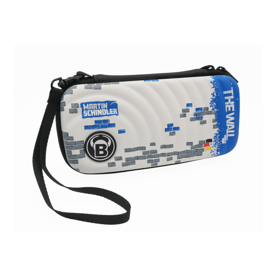 Bulls Orbis S Martin Schindler dart case Das Bild zeigt das Produkt "Bulls Orbis S Martin Schindler Dartcase". Das Dartcase ist weiß mit einem Ziegelstein-Muster, einem blauen Bereich mit der Aufschrift "THE WALL" und besitzt einen schwarzen Trageriemen.