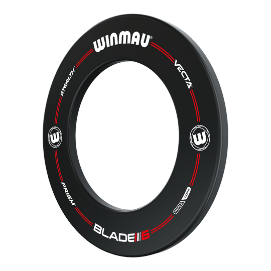 Das Bild zeigt das Produkt "Winmau Pro-Line Blade 6 Dartboard Surround". Es handelt sich um einen schwarzen Schutzring für eine Dartscheibe mit weißen und roten Aufdrucken.