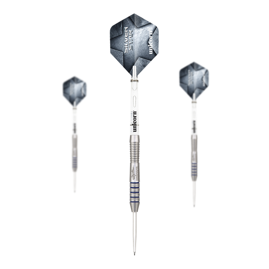 Auf dem Bild sind drei silberne Steeldarts mit schwarzen Flights zu sehen. Auf den Flights steht "Silver Star" und "Unicorn".