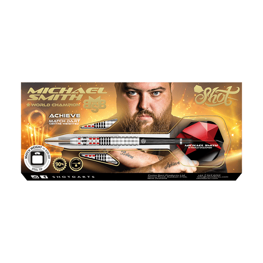 Shot Michael Smith Achieve Steel Darts Auf dem Bild ist eine Verpackung für Steeldarts mit dem Namen „Michael Smith - World Champion“ zu sehen. In der Mitte ist ein Mann mit Bart abgebildet, und ein großer silberner Dartpfeil ist prominent dargestellt.