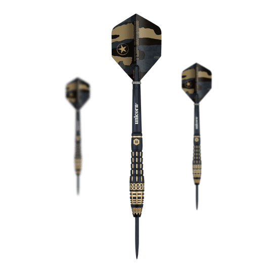 Das Bild zeigt den Dartpfeil „Unicorn Top Brass V4 Steeldarts - 20g“. Der Pfeil hat eine schwarze und goldene Farbe sowie ein Tarnmuster auf dem Flight.