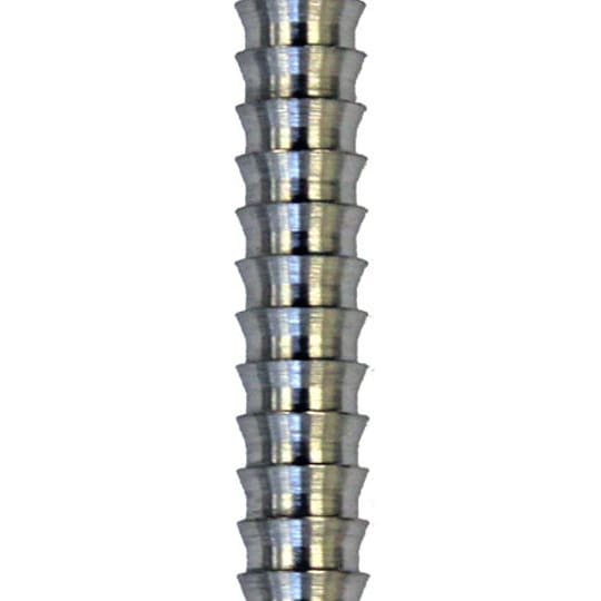 mc3neu5200bfbe6c06d Das Bild zeigt den "McDart Ultra Shark Barrel Soft", einen silbernen Dart-Barrel mit markanten Rillen. Das Metallstück hat eine zylindrische Form und ist präzise gearbeitet.