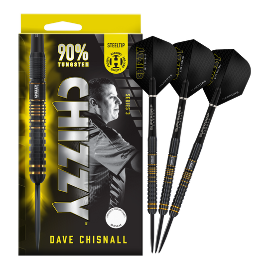 Harrow's Dave Chisnall Chizzy Series 3 steel darts Das Bild zeigt eine Verpackung der Harrows Dave Chisnall Chizzy Series 3 Steeldarts mit einem Porträt von Dave Chisnall. Rechts daneben sind drei schwarze und gelbe Steeldarts abgebildet.