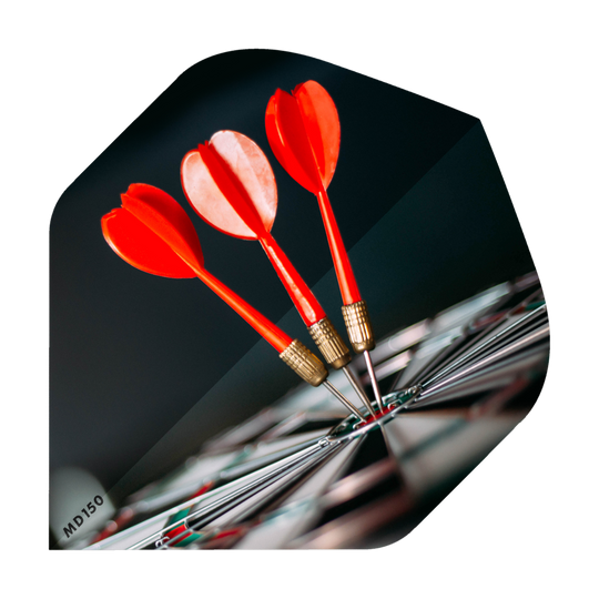 MD-201-Log_2-Seitig_Bedruckte_Flights_Logo_MD150_4 Drei rote Dartpfeile stecken dicht beieinander in der Mitte einer Dartscheibe. In der unteren linken Ecke steht der Schriftzug "MD150".